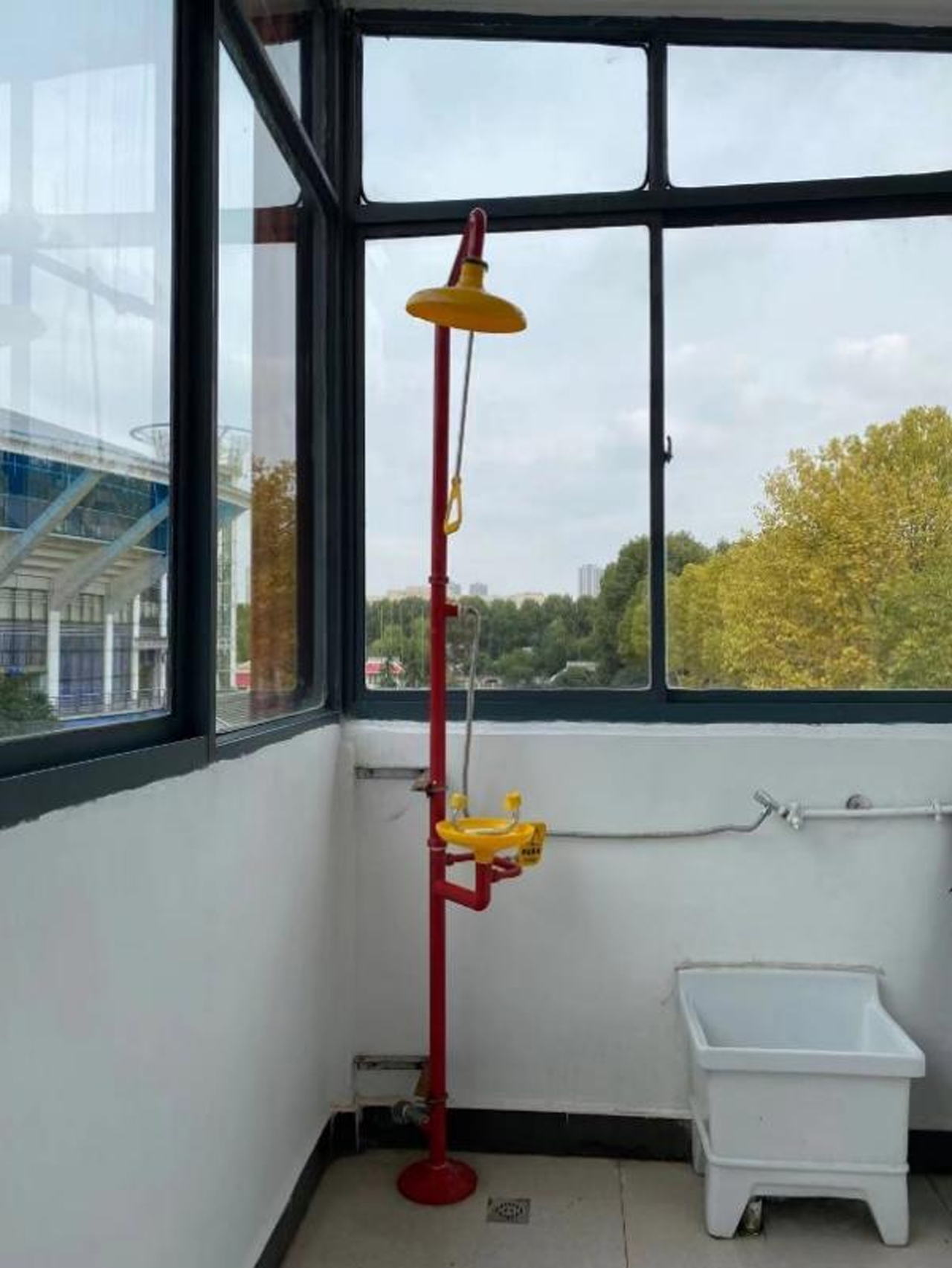 緊急噴淋裝置 緊急噴淋裝置